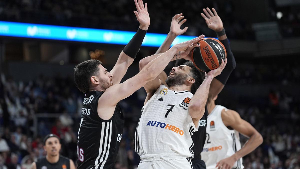 Facundo Campazzo trata de encestar ante el París.