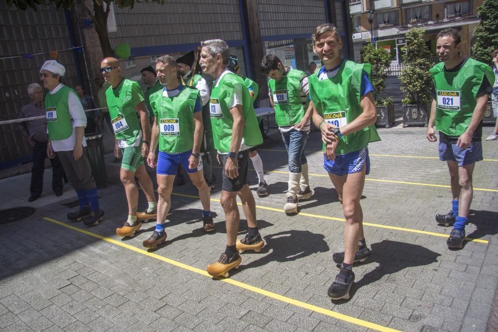 Carrera con madreñas en la calle Gascona