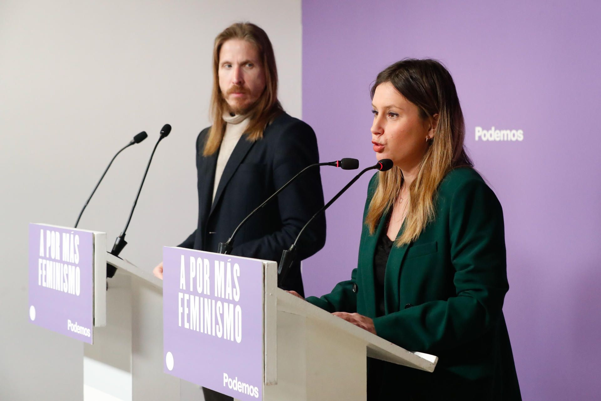 Pablo Fernández y Alejandra Jacinto, en rueda de prensa de Podemos