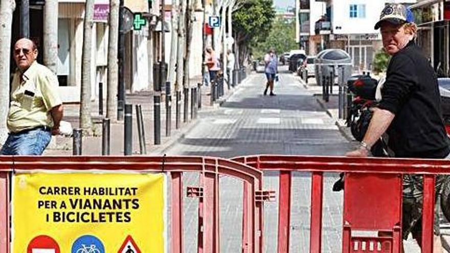 Calle de Vila cerrada al tráfico para bicis y peatones