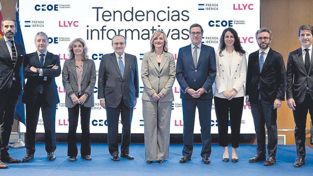 Iñaki Ortega, director general de LLYC; Luis Miguel Peña, CEO de LLYC; Ainhoa Moll, directora editorial de Prensa Ibérica; Javier Moll, presidente de Prensa Ibérica; Pilar Alegría, ministra de Educación; Antonio Garamendi, presidente de la CEOE; Gemma Gutiérrez, directora de Marketing de LLYC; Aitor Moll, consejero delegado de Prensa Ibérica, y Sergi Guillot, director general de Prensa Ibérica, ayer en la presentación del estudio.