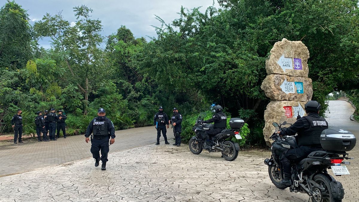 Numerosos agentes de la policía mexicana.