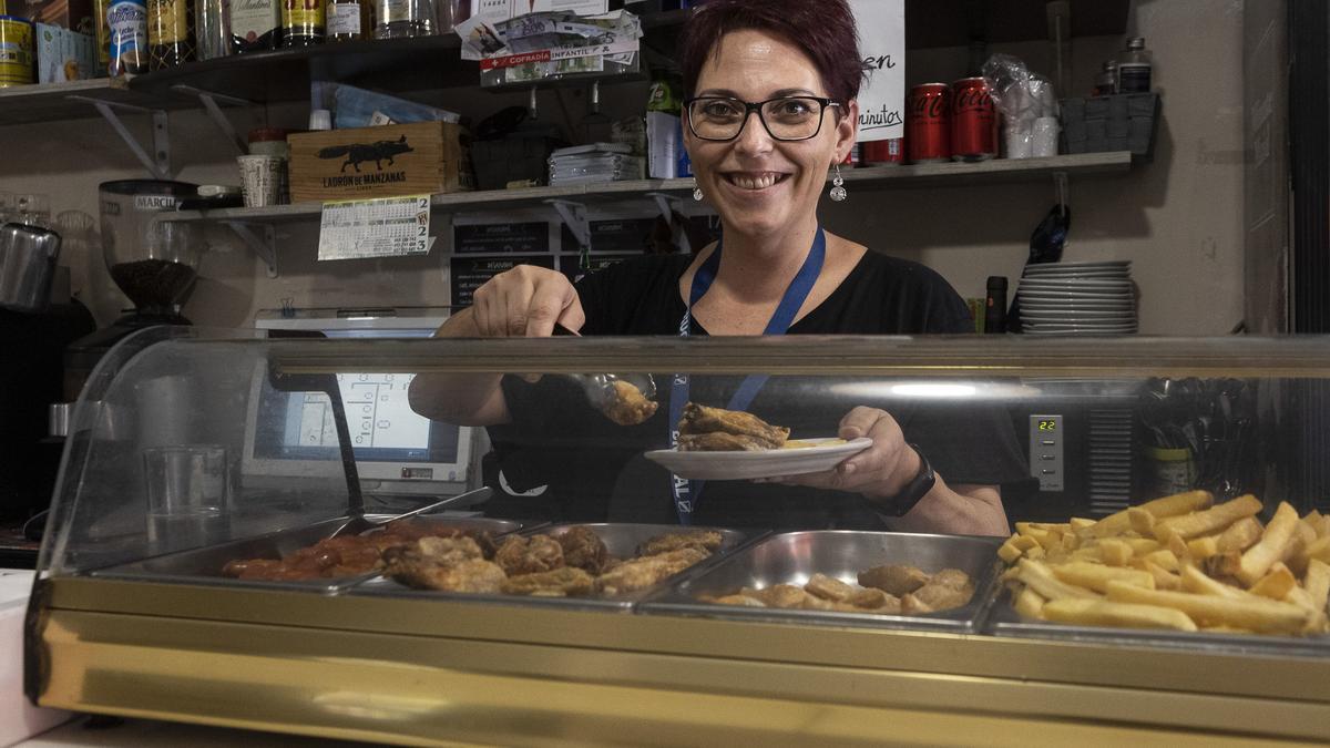 Rocío Sanz posa con sus aperitvos, en el Bar TasKini, en Mérida.