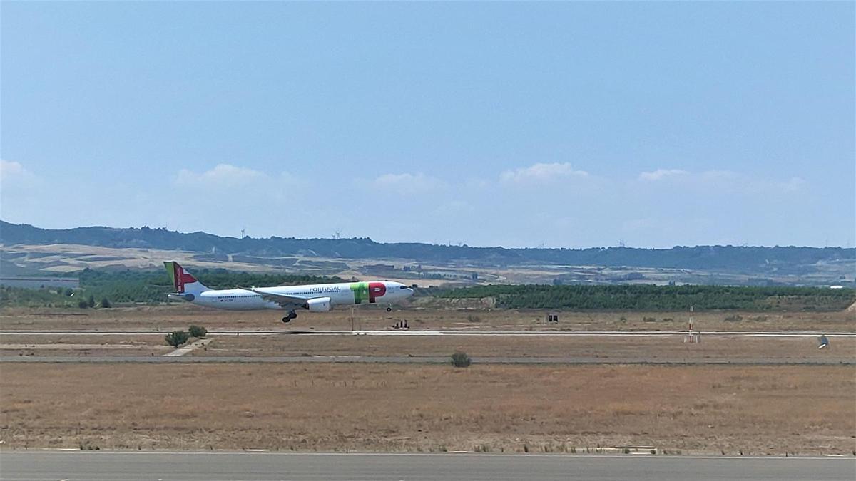 Avión aterrizando en la pista de casi cuatro kilómetros que se va a remodelar en el aeropuerto de Zaragoza.