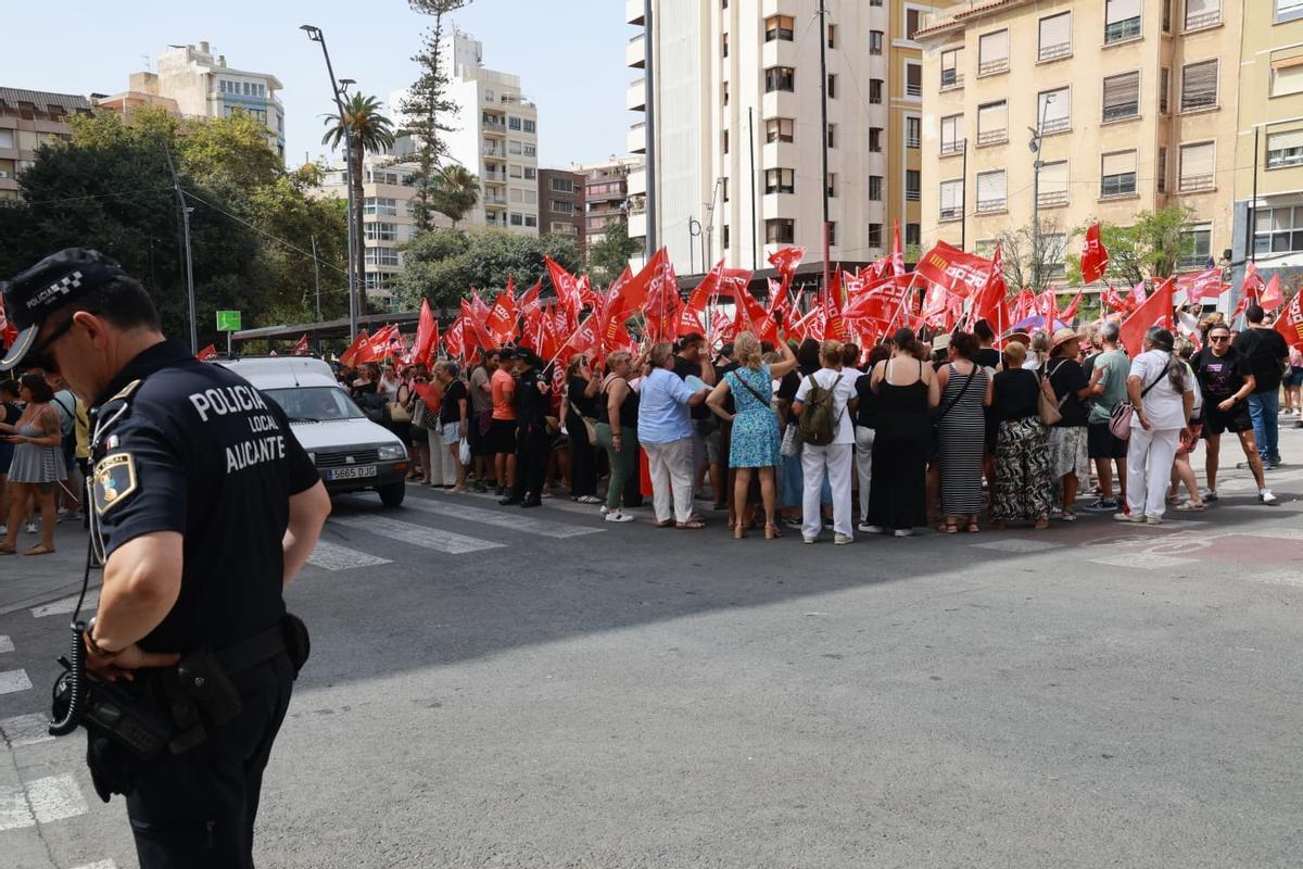 Concentración para exigir el desbloqueo del convenio de limpieza de edificios y locales de la provincia de Alicante
