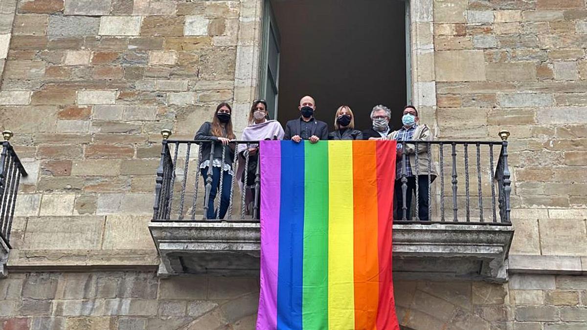 Representants de tots els grups municipals, amb Aloy al mig, amb la bandera irisada a l’ajuntament | AJM