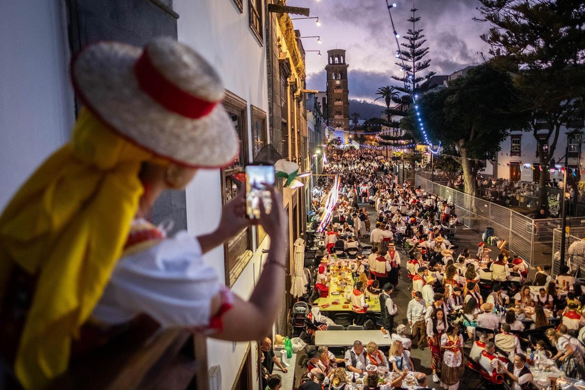 Una vista desde lo alto del baile de magos.