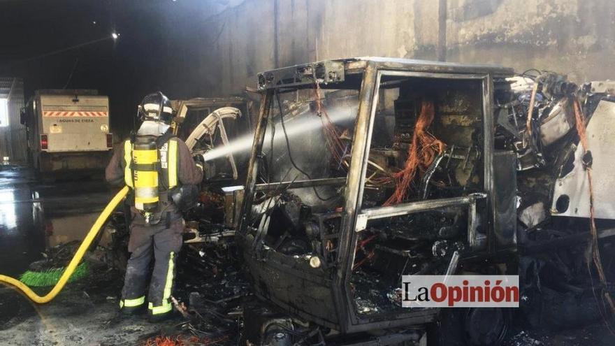 Un incendio devora una nave y varios vehículos de Aguas de Cieza