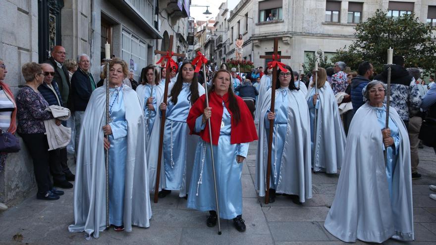 Imagen de una de las procesiones de Jueves Santo por las calles de Cangas.