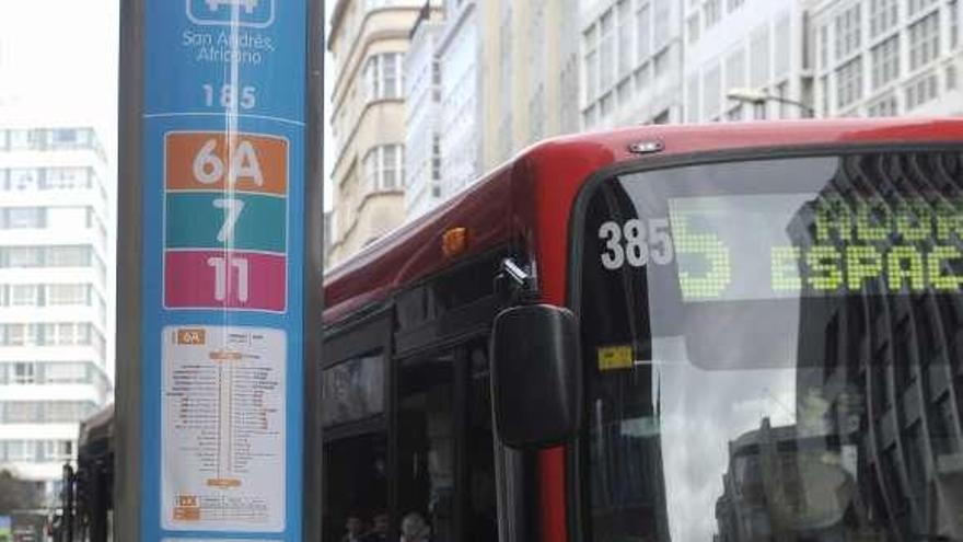 Un autobús de la línea 5 circula por San Andrés. / juan varela