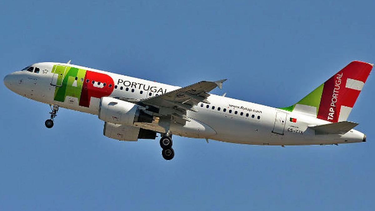 Un avión en vuelo de la aerolínea TAP Portugal, una de las seis con las que convenia a partir de enero de 2021 el Cabildo de Tenerife para establecer nuevas rutas.