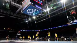 Dos jugadores del Lenovo Tenerife se rascan el bolsillo antes de la semifinal