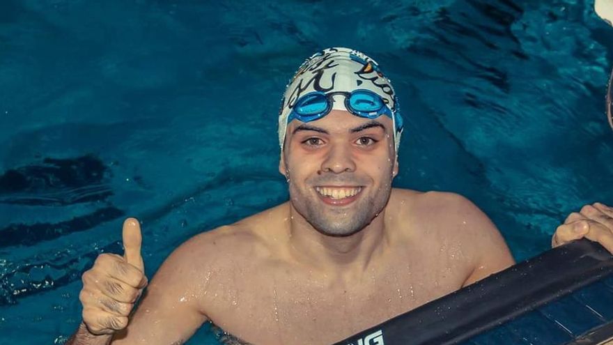 Sergi, como pez en el agua en la piscina.