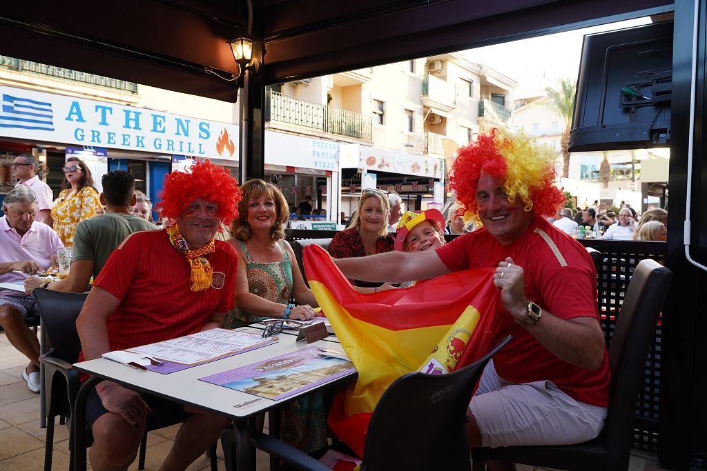 Un grupo de aficionados ingleses sigue la final desde Los Alcázares