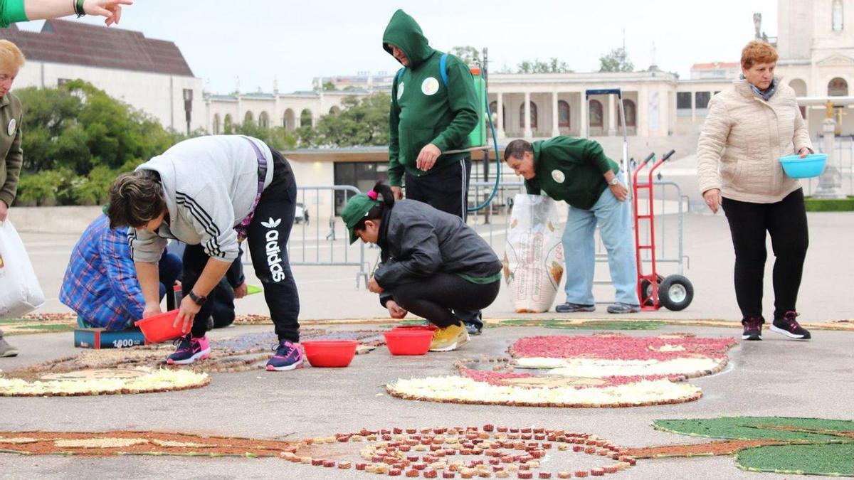 Alfombreiros da Asociación de Ponteareas traballando nunha das súas últimas obras.