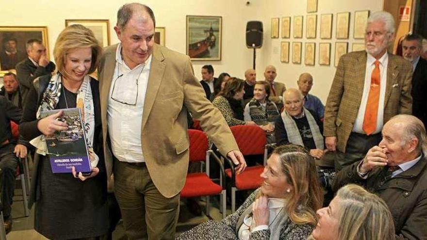 María José y Álvaro Platero, saludando ayer a asistentes a la presentación del libro en Gijón.