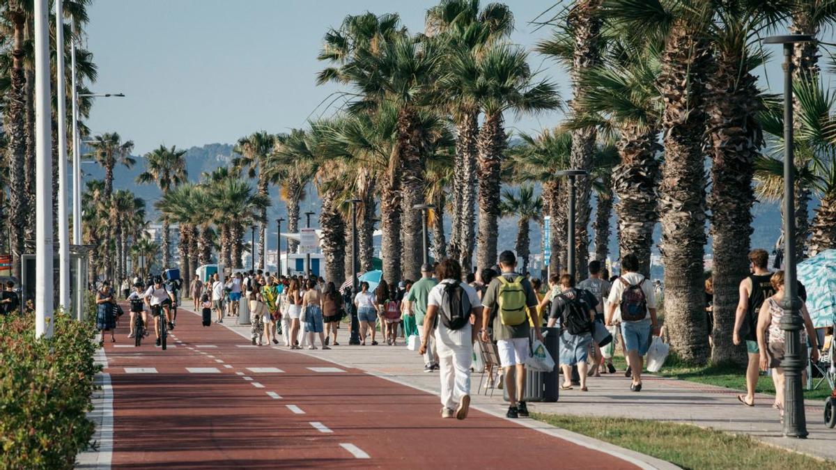 Turistas en el paseo marítimo del Grao.