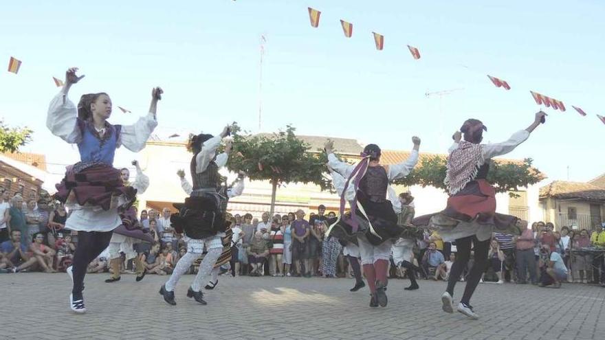 Cientos de personas disfrutan del folclore en la Plaza Mayor de San Pedro de Ceque.