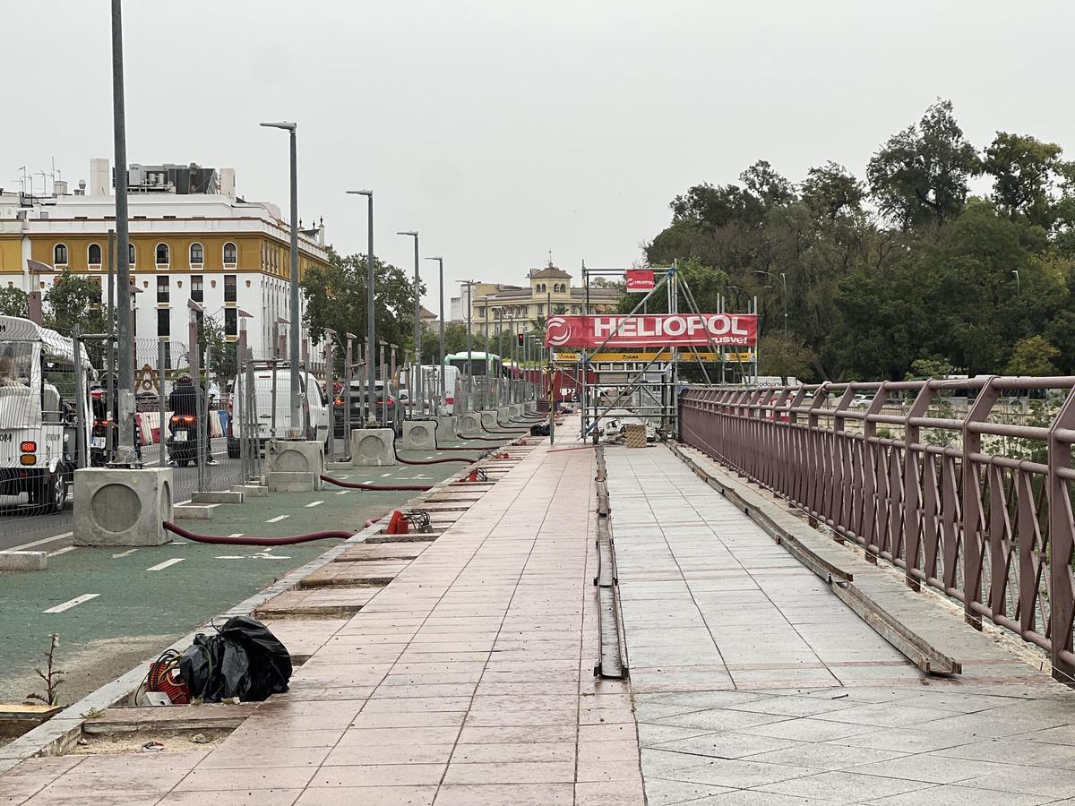 Obras de instalación de toldos en el Puente de San Telmo