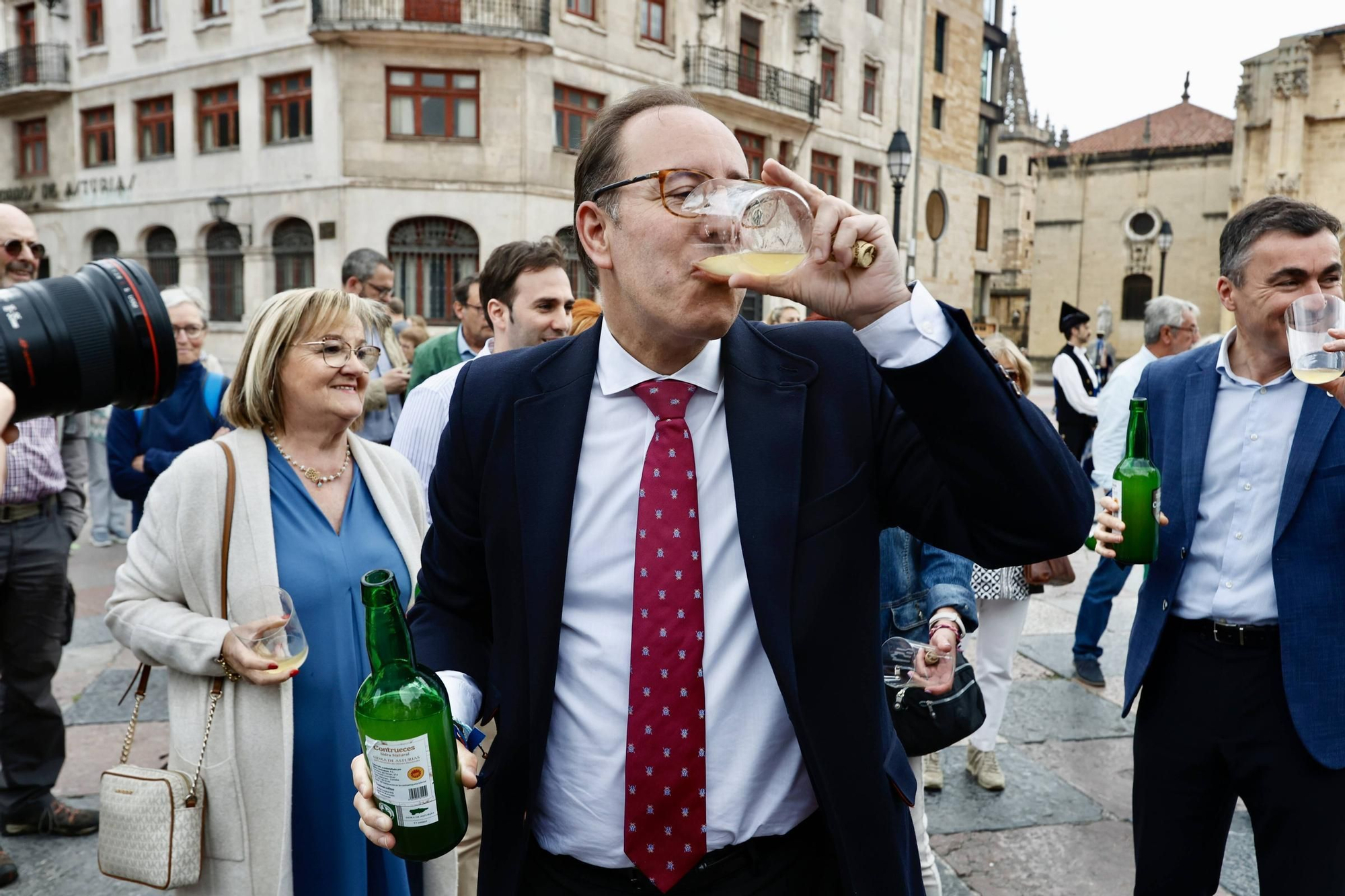 Cientos de brazos al aire junto a la Catedral de Oviedo para que la sidra sea patrimonio de la humanidad