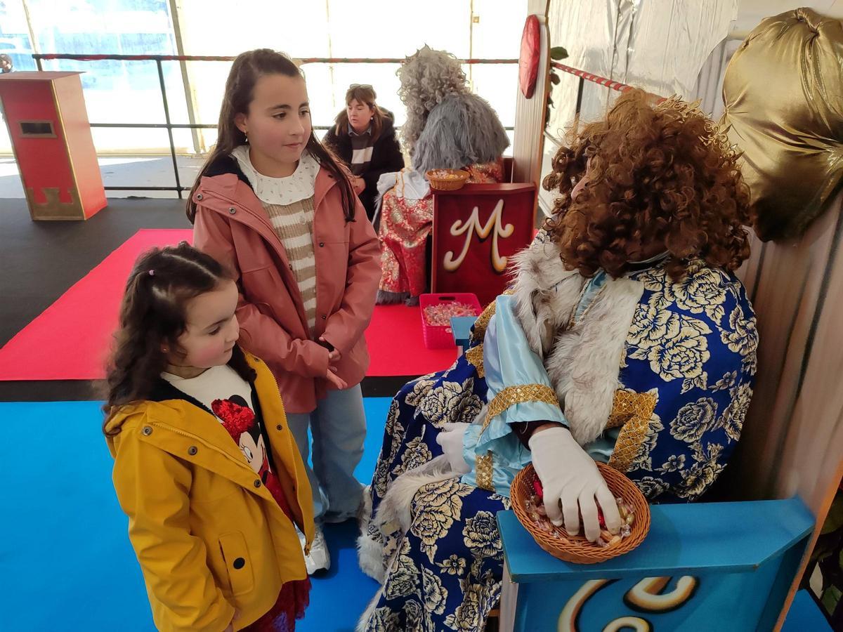 Los Reyes Magos llegan a Bueu por mar antes de la cabalgata de esta tarde