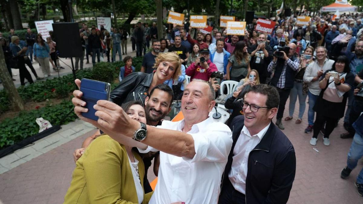 Baldoví se hace un selfi con Marzà y otros candidatos de Compromís en Castelló. | GABRIEL UTIEL