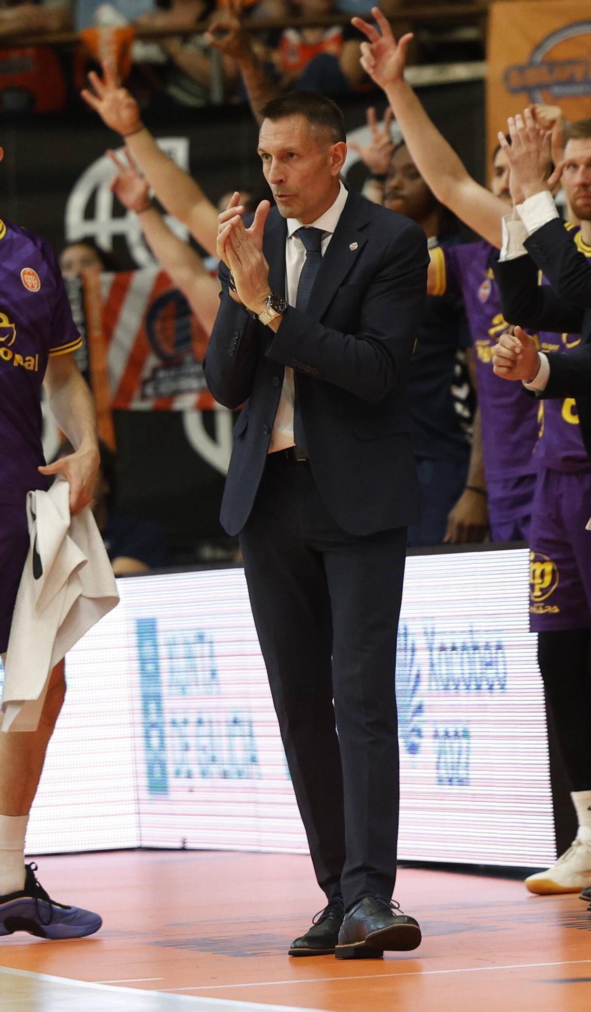El Estudiantes-Alimerka Oviedo Baloncesto, en imágenes