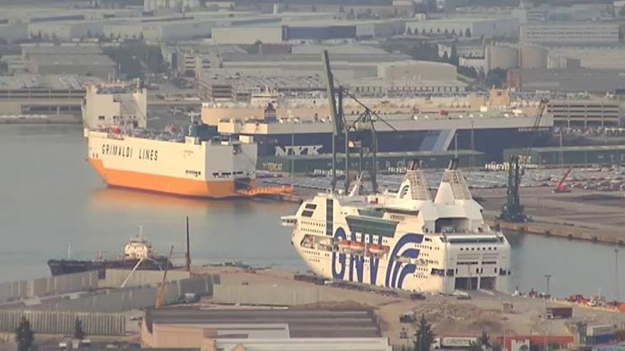 Ya está en el Puerto de Barcelona uno de los ferris con las fuerzas de seguridad