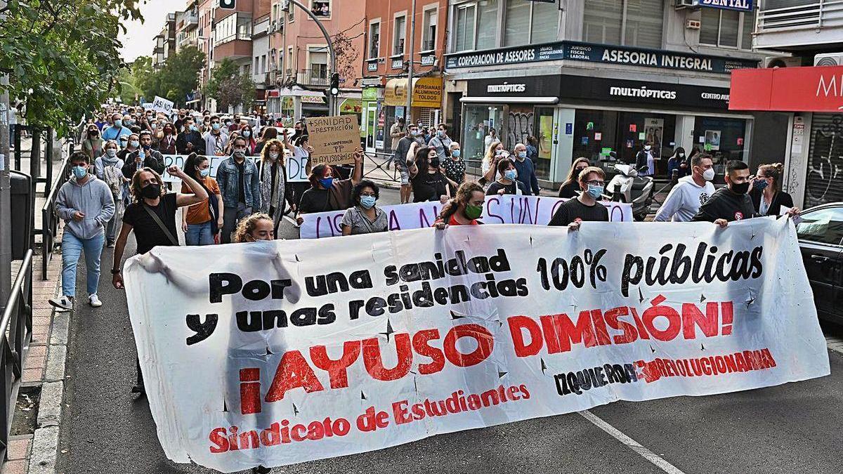 Manifestación, ayer, en el barrio madrileño de Usera.