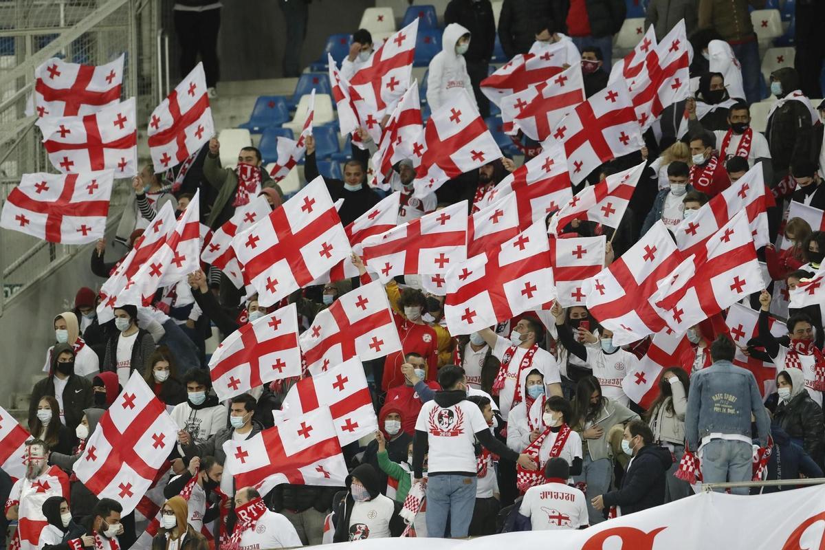 Seguidores con banderas de Georgia antes de la goleada contra España (1-7) en el partido de clasificación para la Eurocopa 2024 disputado en el Estadio Borís Paichadze.