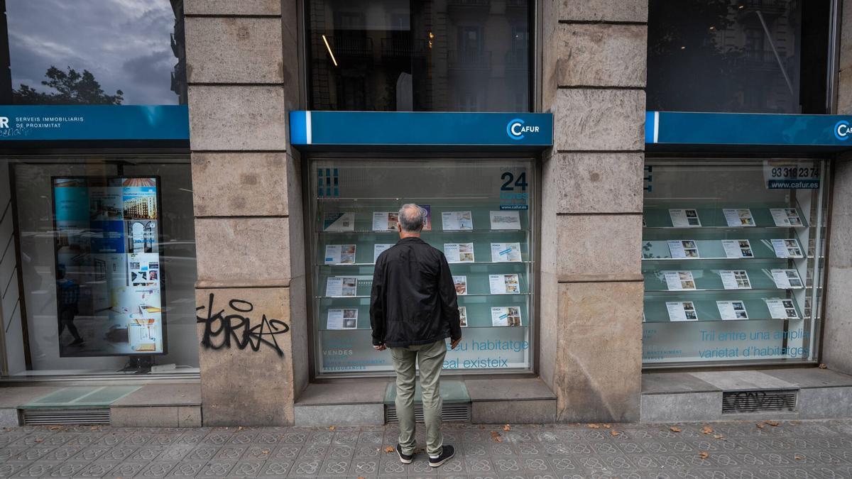 Escaparate de una inmobiliaria en Barcelona.