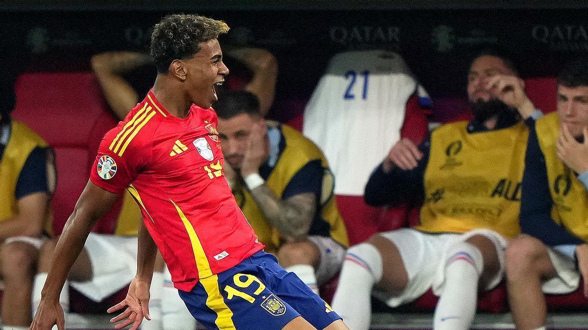 El español Lamine Yamal celebra tras marcar el 1-1 durante el partido de fútbol de la Eurocopa 2024 entre España y Francia en el Munich Football Arena , Múnich, Alemania.