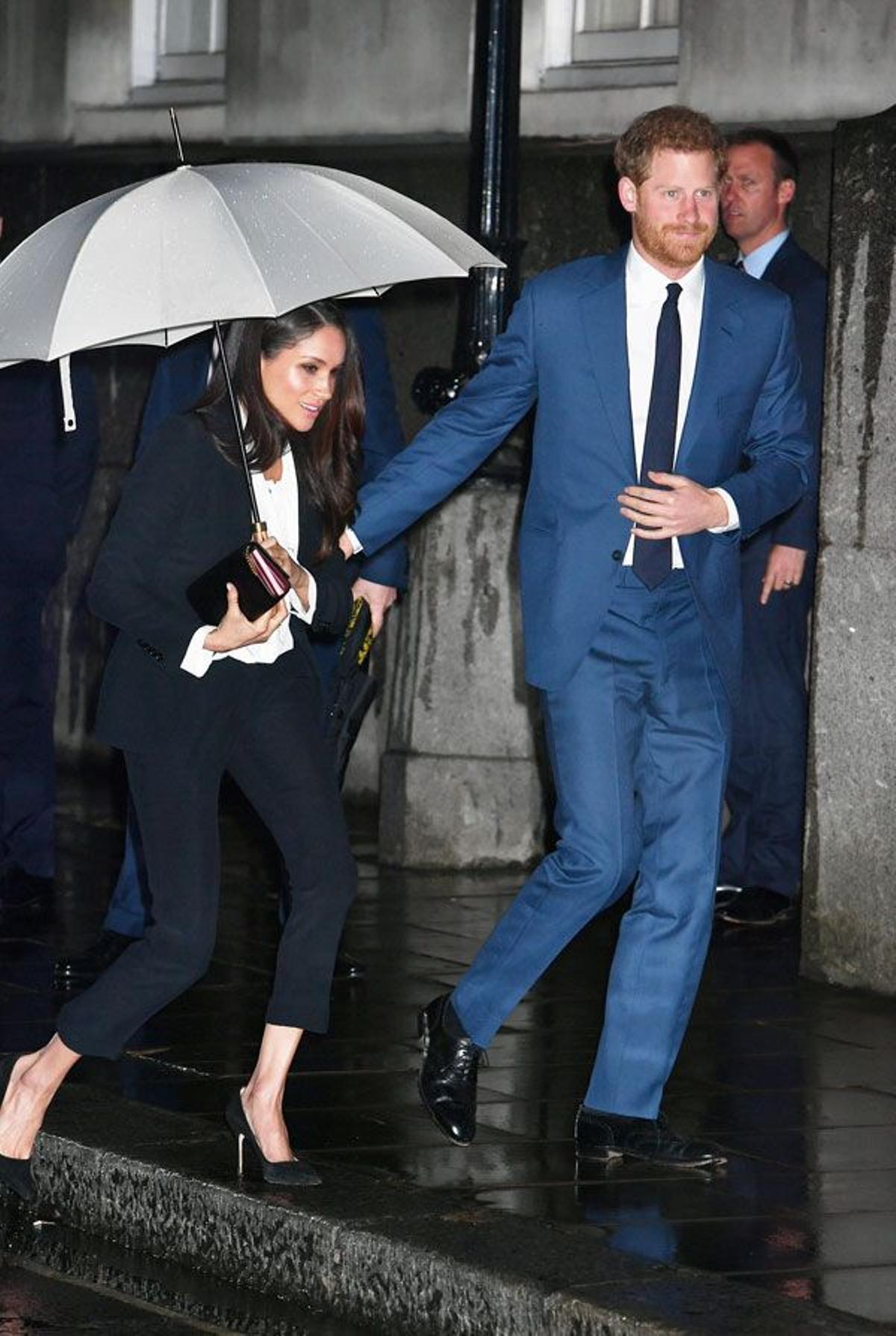 El look de Meghan Markle con traje de chaqueta de Alexander McQueen junto al príncipe Harry