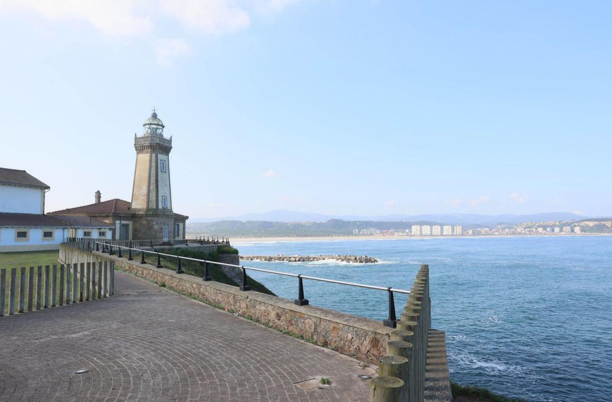El faro de Avilés con el dique de entrada al Puerto de Avilés y las playas de San Juan y Salinas al fondo. | MARIO CANTELI