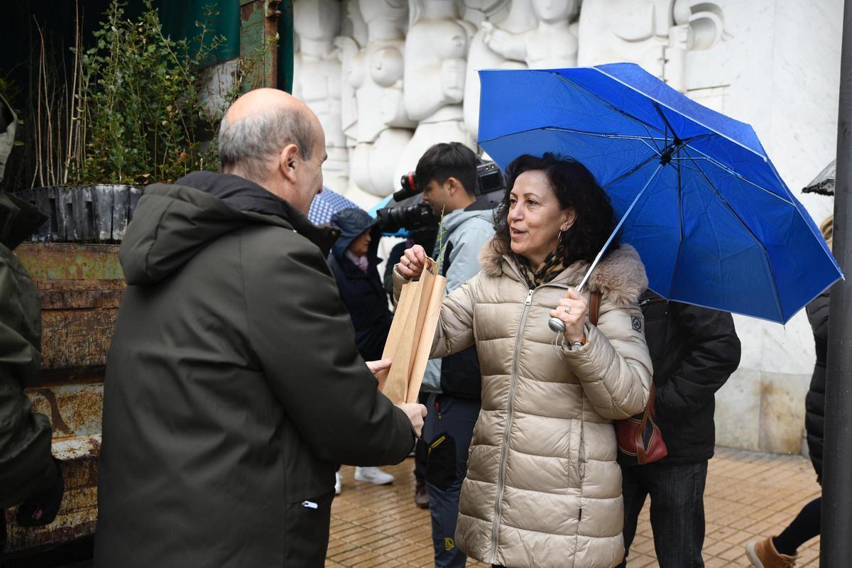 El delegado territorial de la Junta en Zamora entrega uno de los plantones.