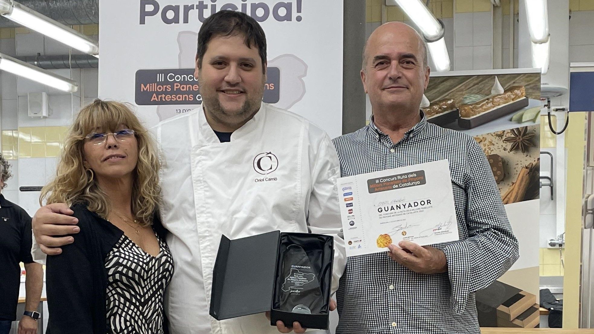 Oriol Carrió, de la pastelería Carrió, recibe el premio que le distingue como ganador del concurso de los mejores 'panellets' de Catalunya.
