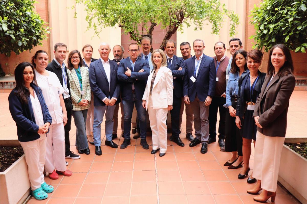 Ponentes de las jornadas junto al equipo de Otorrinolaringología y al director gerente del Hospital San Juan de Dios del Aljarafe.