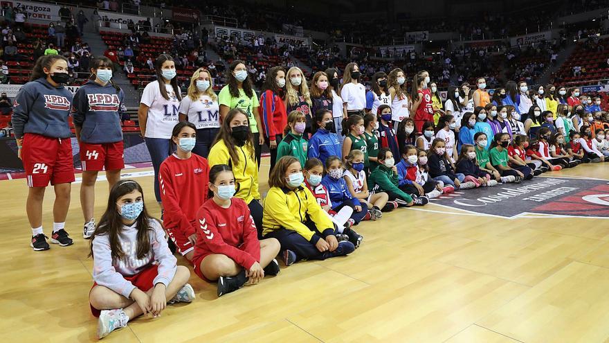 Todos los equipos presentes bajaron a la pista para hacerse una foto de familia en el descanso del partido.