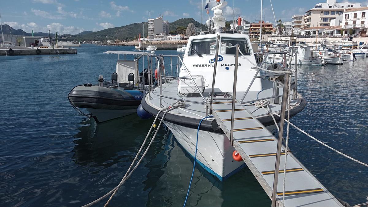 Una embarcación de vigilancia, en el puerto de Cala Rajada.