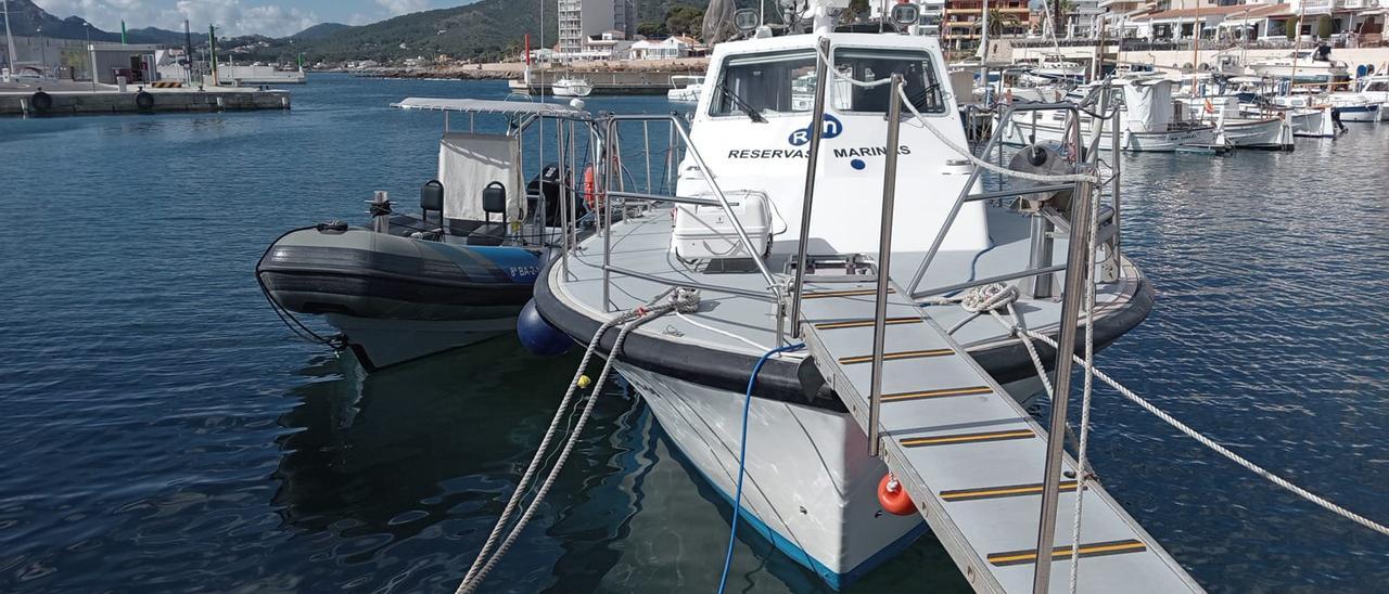 Una embarcación de vigilancia, en el puerto de Cala Rajada.