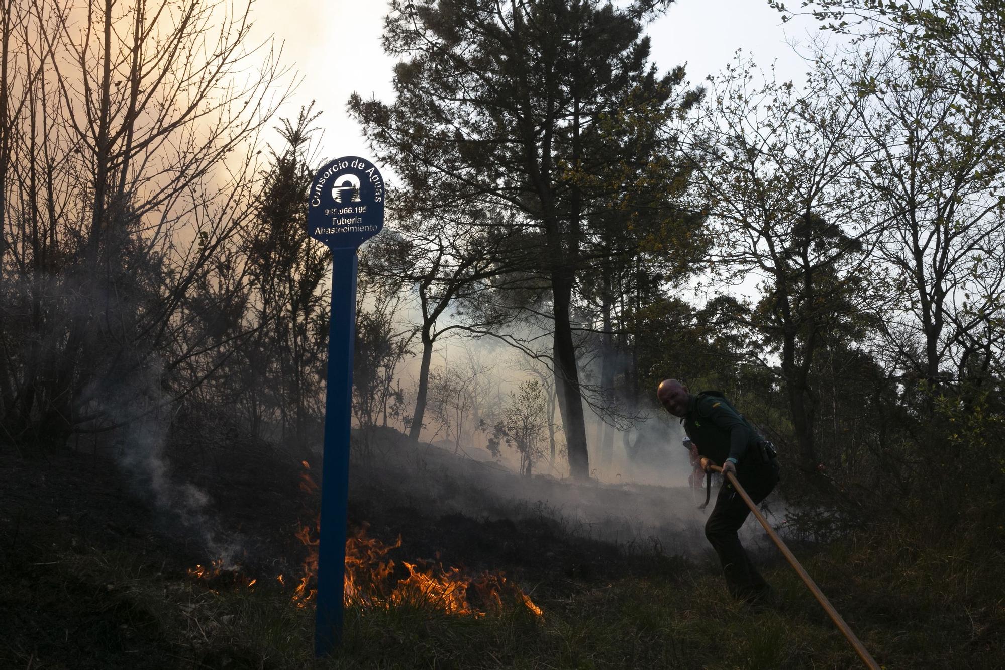 EN IMÁGENES: la extinción del fuego de La Plata (Castrillón), minuto a minuto