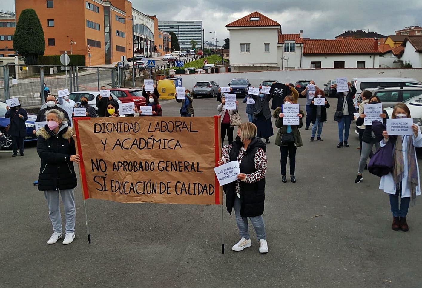 La manifestación semanal en el IES Pérez de Ayala de Oviedo para exigir más recursos. | LNE