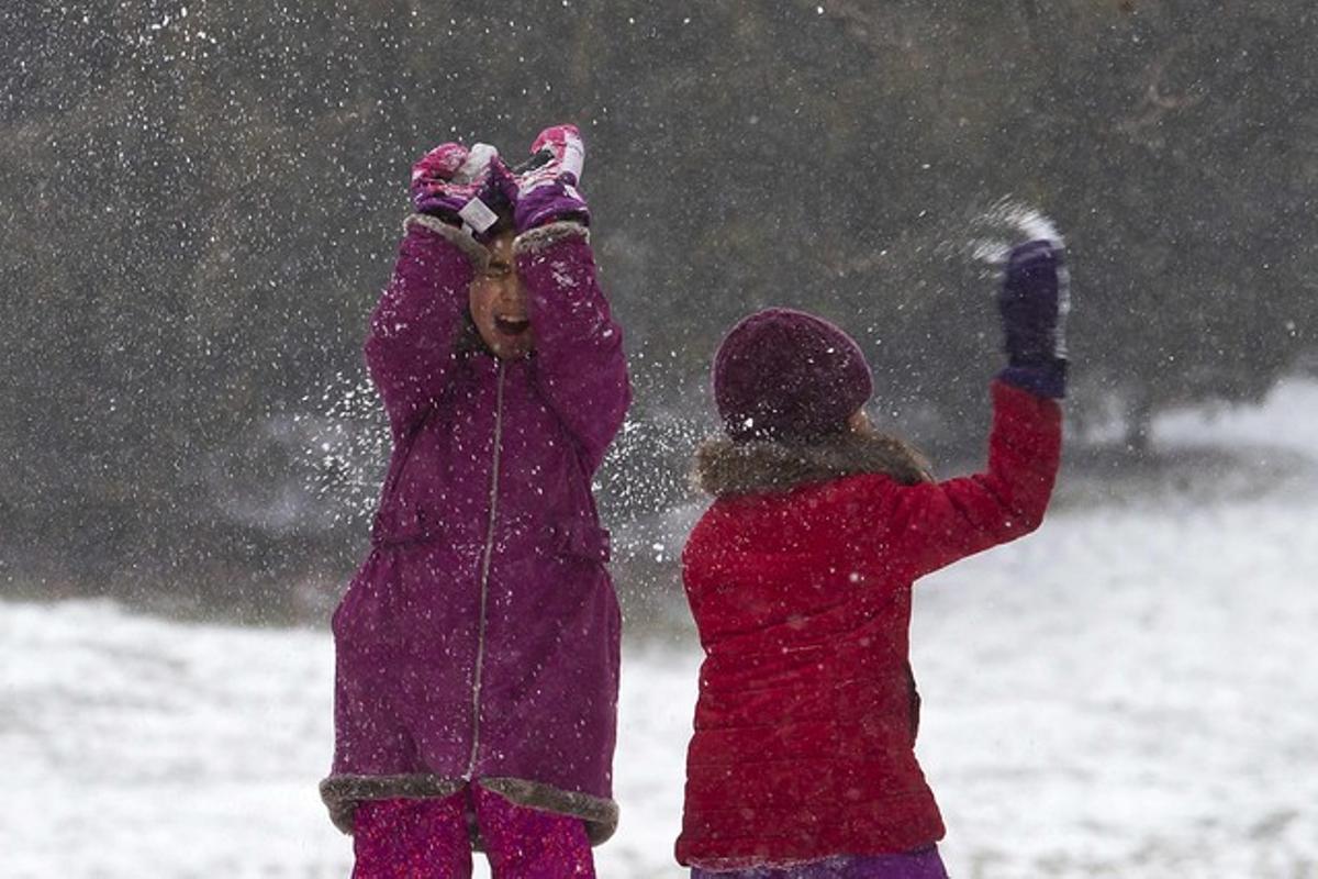 Niños se divierten tirándose nieve en Central Park