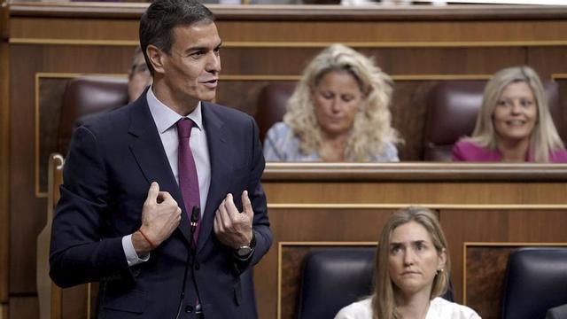 El president del Govern, Pedro Sánchez, i la vicepresidenta tercera, Sara Aagesen, en l’última sessió de control al Govern al Congrés. | JOSÉ LUIS ROCA