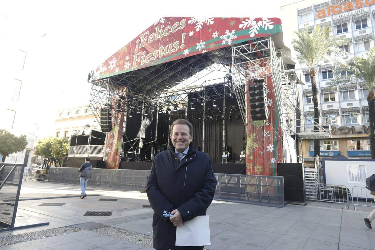 Julián Urbano en el escenario de la Plaza de las Tendillas donde tendrán lugar las actividades de Fin de Año