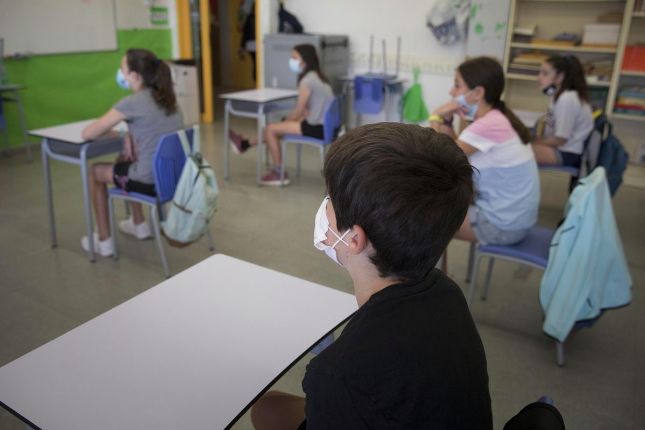 Varios estudiantes en clase