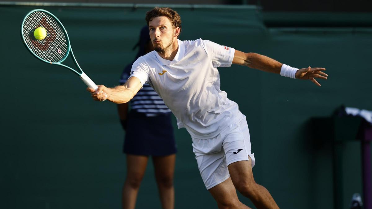 Pablo Carreño conecta un golpe durante el partido de Wimbledon ante Rafa Jódar.
