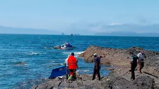 Rescatados tres marineros en Cangas después de que su barco encallase