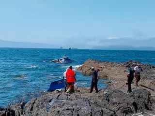Rescatados tres marineros en Cangas después de que su barco encallase