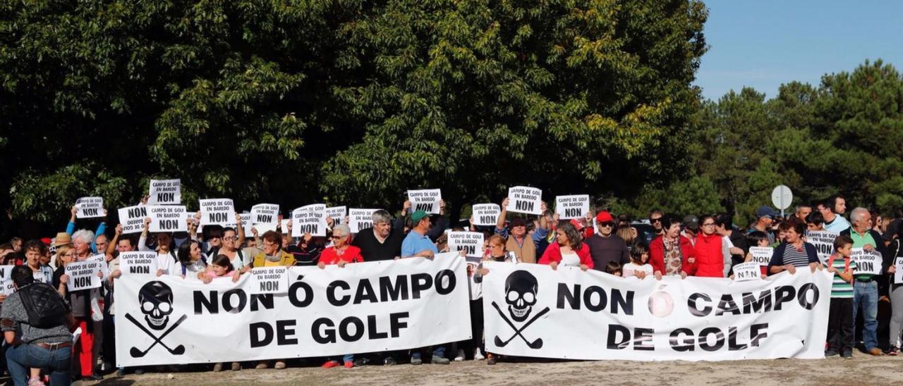 Vecinos en una protesta contra el campo de golf de Baredo. |   // JOSE LORES